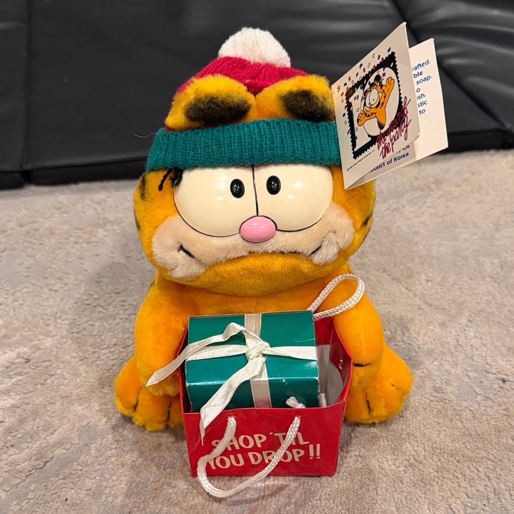 Vintage 1980’s Dakin Garfield “Shop 'Til You Drop” Stuffed Animal Plush Toy 9”